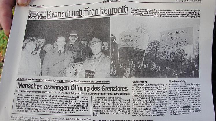Im Fränkischen Tag vom 20. November 1989 erschien ein großer Bericht über die Grenzöffnung vom Vortag. Foto: Friedwald Schedel