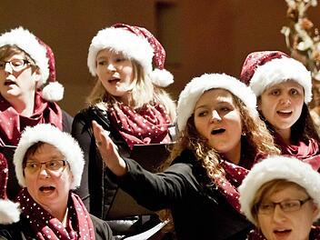 Gesang und Showelemente verbinden sich bei den Auftritten des "Vocalensembles Coburg" wie hier in der Heilig-Kreuz-Kirche. Foto: Jochen Berger