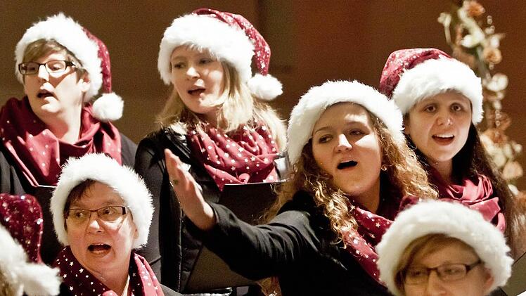 Gesang und Showelemente verbinden sich bei den Auftritten des "Vocalensembles Coburg" wie hier in der Heilig-Kreuz-Kirche. Foto: Jochen Berger