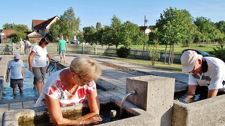 So kommt man auch durch die heißen Tage: Die beiden Armbecken ergänzen das Gesundheitsangebot in Ebenhausen Fotos: Sigismund von Dobschütz