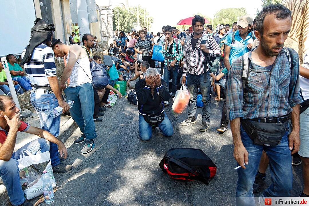 Migrants continue journey through Hungary