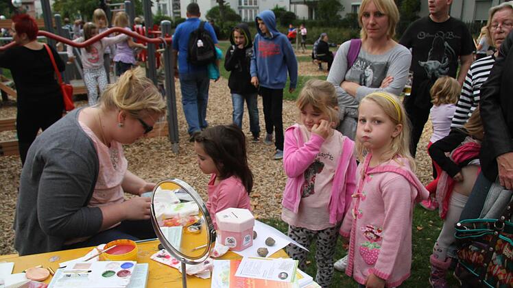 2 Schlange stehen beim Kinderschminken
