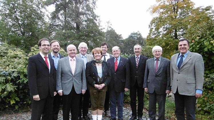 Die Jury (vorne, von links): Matthias Beckert, Würzburg - Vorsitzender der Jury, Walter Klose, Steinwiesen, Bad Brückenaus Bürgermeisterin Brigitte Meyerdierks, Bert Eerden, Niederlande, Erhard Schumm, Riedenberg, Friedhelm Brusniak, Uni Würzburg, Hermann Freibott, Bad Bocklet; hinten, von links: Gerald Fink, Herzogenaurach, Walter O. Neumann, Schwaig, Dieter Sternecker, Kulturreferent Bad Brückenau. Foto: Regina Rinke