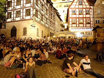 Sommerliches Nachtleben am Tiergärtnertor unterhalb der Kaiserburg. Foto: Nikolas Pelke