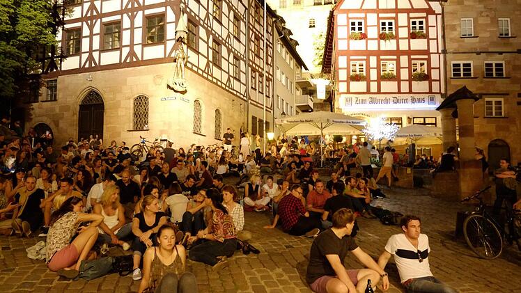 Sommerliches Nachtleben am Tiergärtnertor unterhalb der Kaiserburg. Foto: Nikolas Pelke
