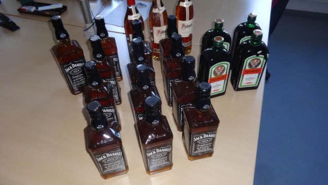 Diesen Schnaps hat eine Frau im Wald gefunden. Foto: Polizei Bad Kissingen