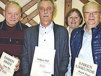 Für langjährige Treue zum BLLV ehrte Winfried Kneissl (links) vom Bezirksverband (nach rechts) Jürgen Oley, Wolfgang Weiß und Harald Fraas. Auch Vorsitzende Heidi Koblofsky und ihre Stellvertreterin Diana Wende (im Hintergrund) gratulierten. Foto: Siegfried Sesselmann