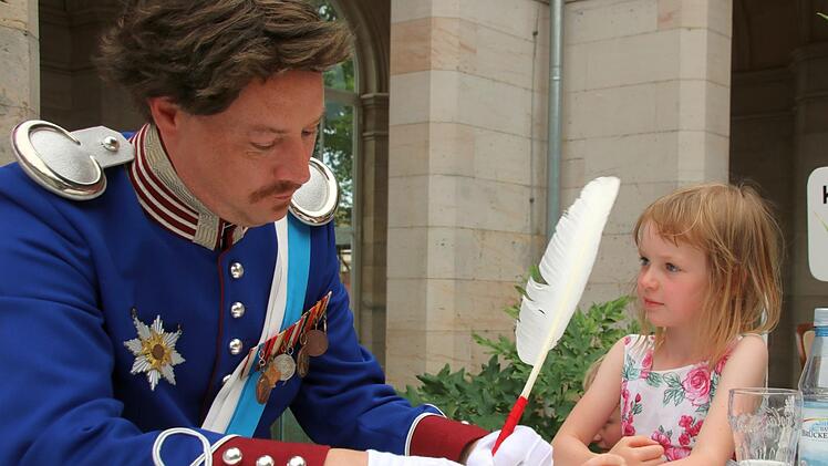 König Ludwig I., alias Holger Buczynski, gibt Franziska ein Autogramm. Voll Bewunderung beobachtet die Kleine das.  Foto: Kathrin Kupka-Hahn