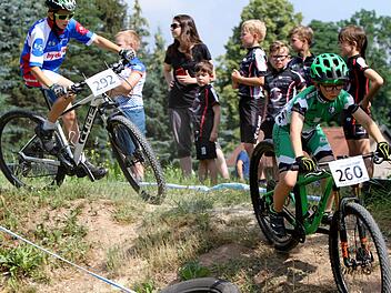 Auf der hügeligen Strecke ist der Redwitzer Nachwuchsfahrer Adam Höhler (rechts) unterwegs. Fotos: Günther Geiling