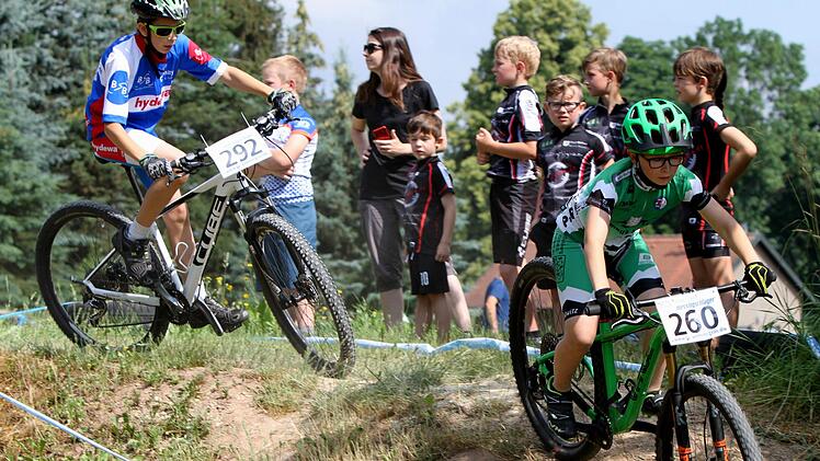 Auf der hügeligen Strecke ist der Redwitzer Nachwuchsfahrer Adam Höhler (rechts) unterwegs. Fotos: Günther Geiling
