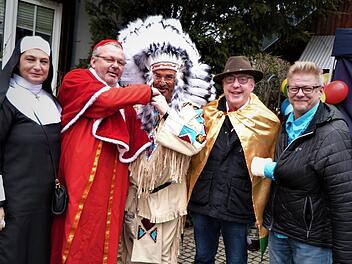 Häuptling Klaus-Peter Söllner inmitten von Faschings-Jecken.Foto: Werner Reißaus-