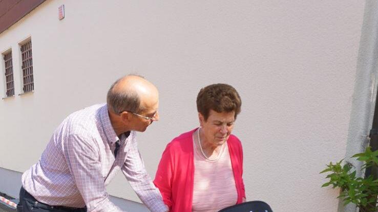 Im Parcours zeigte Edgar Kast den Teilnehmern wie sie ein Hindernis ohne  größeren Kraftaufwand mit dem Rollator überwinden können.Marion Eckert