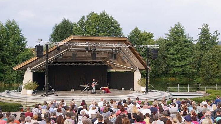 Vor 30 Jahren konnte er problemlos noch jeden Zuschauer persönlich begrüßen - mittlerweile nehmen viele sogar weite Anfahrten auf sich, um - wie hier auf der Seebühne im Kurpark - Willy Astor live zu erleben.