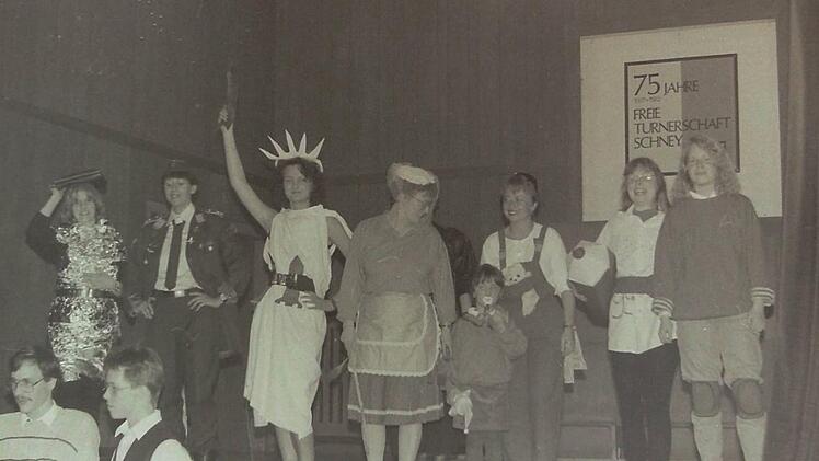 Frauenbilder humorvoll dargestellt aus Anlass des Internationalen Frauentags 1990; die große Veranstaltung fand in der Turnhalle in Schloss Schney statt.