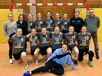 Unser Bild zeigt (hinten, von links) Helen Faust, Luisa Herterich, Viola Schmitt, Lea Schlereth, Tabea Hüfner, Lina Heilmann, Ute Leidner und Trainer Bernhard Hereth (Trainer) sowie (vorne, von links) Katrin Simon, Lena Doschko, Nicole Simon, Vanessa Simon, Annika Keller, Nicole Schröter und (liegend) Hannah Eich. Es fehlen: Sandra Fischer und Annika Schmitt. Die Aufnahme entstand selbstverständlich noch vor den Kontakt-Beschränkungen - und wird hiermit mangels Alternativen zum offiziellen Me...