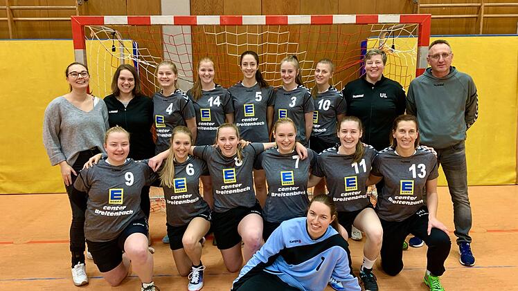 Unser Bild zeigt (hinten, von links) Helen Faust, Luisa Herterich, Viola Schmitt, Lea Schlereth, Tabea Hüfner, Lina Heilmann, Ute Leidner und Trainer Bernhard Hereth (Trainer) sowie (vorne, von links) Katrin Simon, Lena Doschko, Nicole Simon, Vanessa Simon, Annika Keller, Nicole Schröter und (liegend) Hannah Eich. Es fehlen: Sandra Fischer und Annika Schmitt. Die Aufnahme entstand selbstverständlich noch vor den Kontakt-Beschränkungen - und wird hiermit mangels Alternativen zum offiziellen Me...