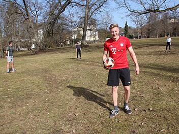Bayern- und Sonnen-Fan Schorsch Hanisch beim Sonnen-Kick im Coburger Hofgarten