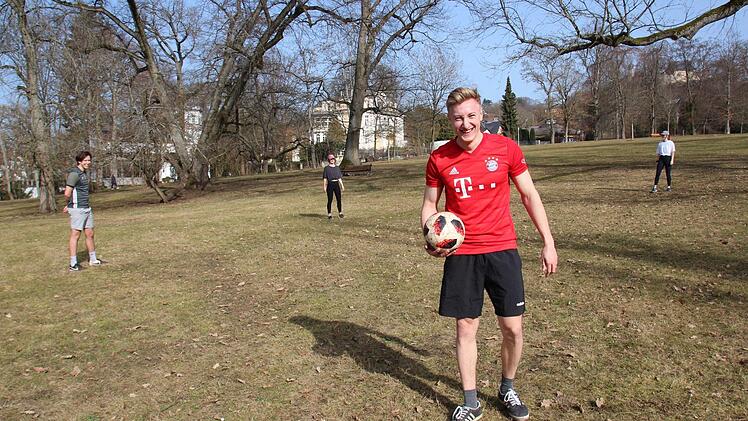 Bayern- und Sonnen-Fan Schorsch Hanisch beim Sonnen-Kick im Coburger Hofgarten