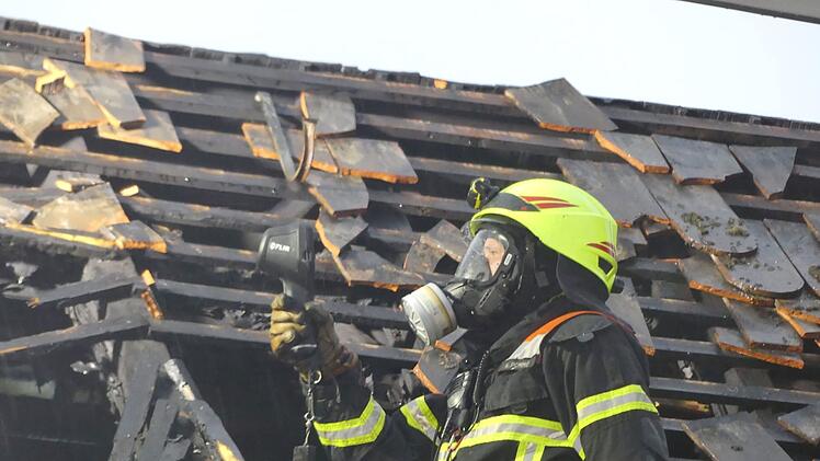 Rödental: Blitz schlägt in Dach ein – Feuerwehr löscht Wohnhaus-Brand nach Gewitter