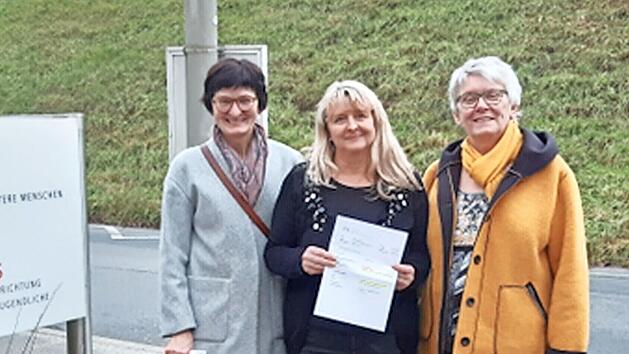Die Organisatorinnen Christa Kolb (l.) und Margot B&ouml;hm (r.) &uuml;bergeben die Spende an Erika Lunz (Kinderarche).