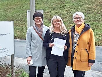 Die Organisatorinnen Christa Kolb (l.) und Margot Böhm (r.) übergeben die Spende an Erika Lunz (Kinderarche).