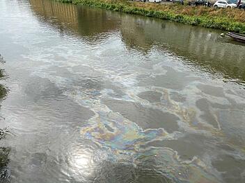 Hafenlohr: Heizöl fließt nach Unfall in Fluss - mehrere Fischzuchtweiher betroffen