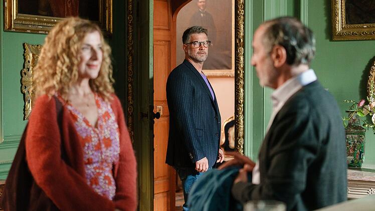 Andrew (Simon B&ouml;er, Mitte) sp&uuml;rt, dass es zwischen seiner Frau Kate (Clelia Sarto, links) und dem Philosophen Yamen (Merab Ninidze, rechts) knistert.
