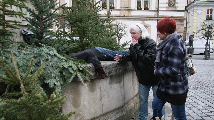 Huch, da liegt einer - staunen Anita Kiesling und Tina Weith und wundern sich über die Installatons-Objekte.