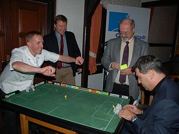 Ein Schuss, ein Treffer: Wirt Steffen Gunsenheimer (links) forderte ebenso wie Frank Altrichter (Zweiter von links) Bayerns Finanzminister Markus Söder (rechts) im Tipp-Kick heraus. Jürgen W. Heike fungierte als Schiedsrichter. Fotos: Rainer Lutz