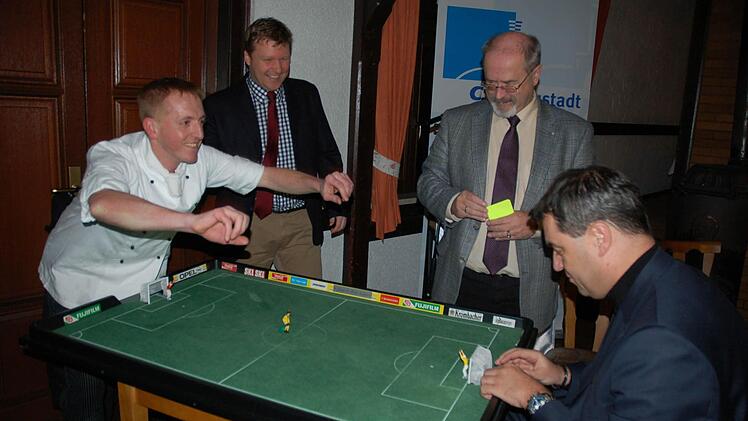 Ein Schuss, ein Treffer: Wirt Steffen Gunsenheimer (links) forderte ebenso wie Frank Altrichter (Zweiter von links) Bayerns Finanzminister Markus Söder (rechts) im Tipp-Kick heraus. Jürgen W. Heike fungierte als Schiedsrichter. Fotos: Rainer Lutz