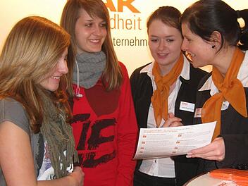 Die Schülerinnen Laura Glöckner (von links) und Nicole Sawatzki haben sich beim Tag der Ausbildung am unter anderem am Stand der DAK mit Anja Wagenbrenner und Stefanie Reuther unterhalten. Foto: Beatrix Lieb