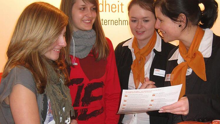 Die Schülerinnen Laura Glöckner (von links) und Nicole Sawatzki haben sich beim Tag der Ausbildung am unter anderem am Stand der DAK mit Anja Wagenbrenner und Stefanie Reuther unterhalten. Foto: Beatrix Lieb