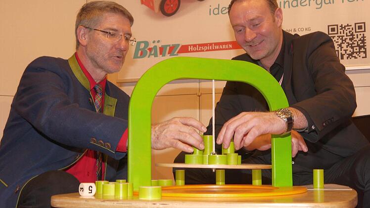 Michael Busch und Rainer Bätz beim Geschicklichkeitsspiel.