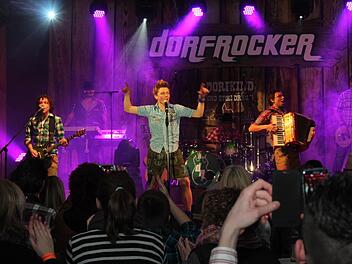 Volks- und Rockmusik in einem: Die Dorfrocker sorgten am Samstagabend in Adelsdorf für gute Stimmung.  Fotos: Johanna Blum