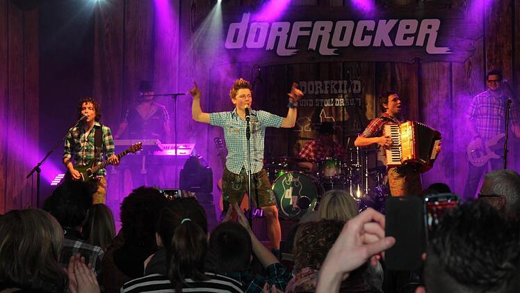 Volks- und Rockmusik in einem: Die Dorfrocker sorgten am Samstagabend in Adelsdorf für gute Stimmung.  Fotos: Johanna Blum