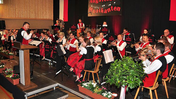Mit schönen beschwingten Melodien, berührenden Liedern und anspruchsvollen Solostücken präsentierten sich die Augsfelder Musikanten unter der Leitung von Hubert Müller bei ihrem 5. Blasmusikabend in der TV-Halle in Augsfeld. Foto Ulrike Langer