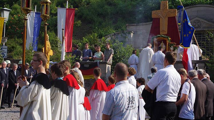 Der erste Altar am Krieger-Ehrenmal am Fuße der Festung  Foto: Heike Schülein