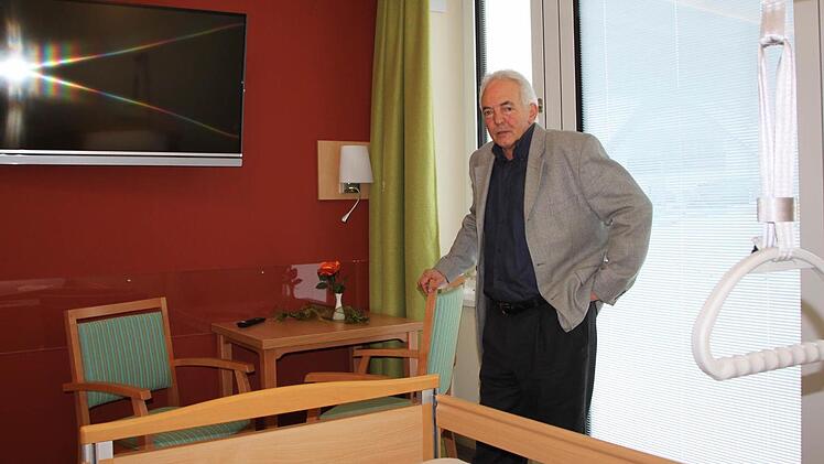 Geschäftsführer Karl Jünemann präsentiert eines der Pflegezimmer. Hinter ihm geht es raus auf die Terrasse. Foto: Ulrike Müller