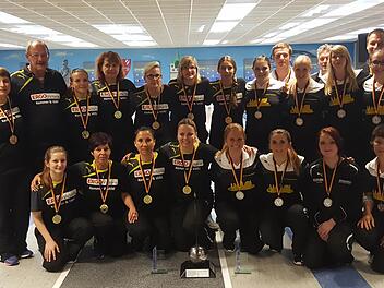 Gold und Silber im bundesdeutschen Pokalwettbewerb ging an die beiden Damenteams des SKC Victoria Bamberg, hinten v.&nbsp;l.: Sabrina Walter, Harald Gr&auml;tzsch, Sabrina Imbs, Beata Wlodarczyk, Sina Bei&szlig;er, Alina Dollheimer, Ioana Antal, Melissa Stark, Thomas M&uuml;ller, Laura Lamprecht, Karl-Heinz Nold, Lea Wagner, Andr&eacute; Roos, Christina Neund&ouml;rfer; vorn v.&nbsp;l.: Vanessa Welker, Beate Fritzmann, Corinna Kastner, Daniela Kicker, Patricia Roos, Sandra Nold, Laura Ramer, Agota Kovacsne-Grampsch Foto: privat