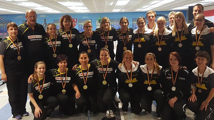 Gold und Silber im bundesdeutschen Pokalwettbewerb ging an die beiden Damenteams des SKC Victoria Bamberg, hinten v.&nbsp;l.: Sabrina Walter, Harald Gr&auml;tzsch, Sabrina Imbs, Beata Wlodarczyk, Sina Bei&szlig;er, Alina Dollheimer, Ioana Antal, Melissa Stark, Thomas M&uuml;ller, Laura Lamprecht, Karl-Heinz Nold, Lea Wagner, Andr&eacute; Roos, Christina Neund&ouml;rfer; vorn v.&nbsp;l.: Vanessa Welker, Beate Fritzmann, Corinna Kastner, Daniela Kicker, Patricia Roos, Sandra Nold, Laura Ramer, Agota Kovacsne-Grampsch Foto: privat