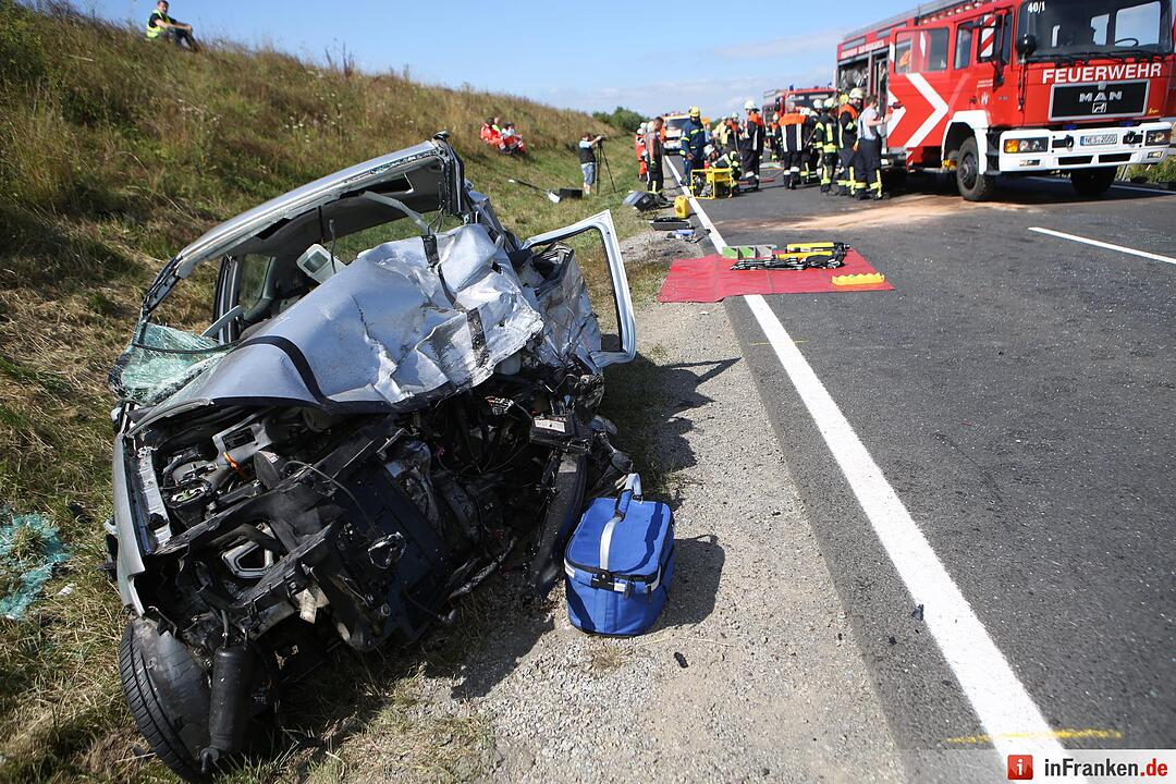Zwei Tote und drei Verletzte bei schwerem Frontalcrash