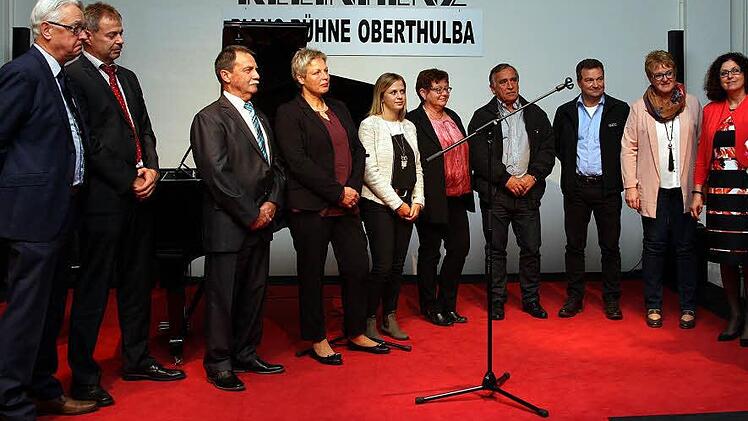 Mitarbeiter auf der Bühne bei der Verabschiedung von Elmar Göppel.  Foto: Karheinz Franz