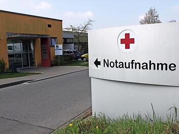 Der Eingang zur Notaufnahme an der Klinik in Haßfurt. Im gleichen Haus ist auch die Bereitschaftspraxis untergebracht. Foto: Katja Müller