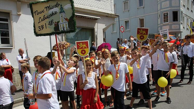 Die Klassen 3b und 4b der Schrundschule Wildenheid-Haarbrücken vertraten das Neustadt in Polen mit dem Namen Nove Mestro Lubawskie. Foto: Michael Stelzner