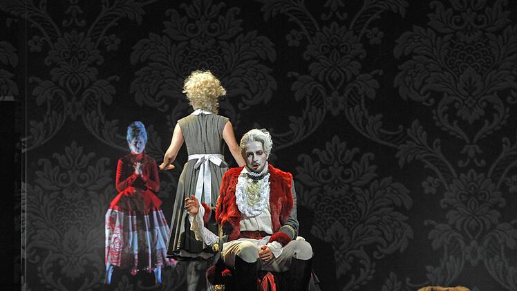 Szene aus der Coburger Inszenierung von Mozarts Oper "Die Hochzeit des Figaro". Die Wiederaufnahme Premiere findet am 23. September statt.Foto: Andrea Kremper