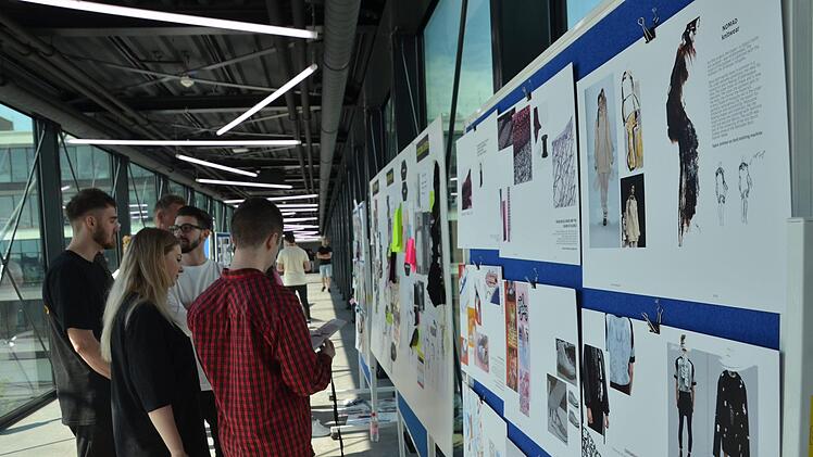 Mitarbeiter und Studenten betrachten sich die Ausstellung