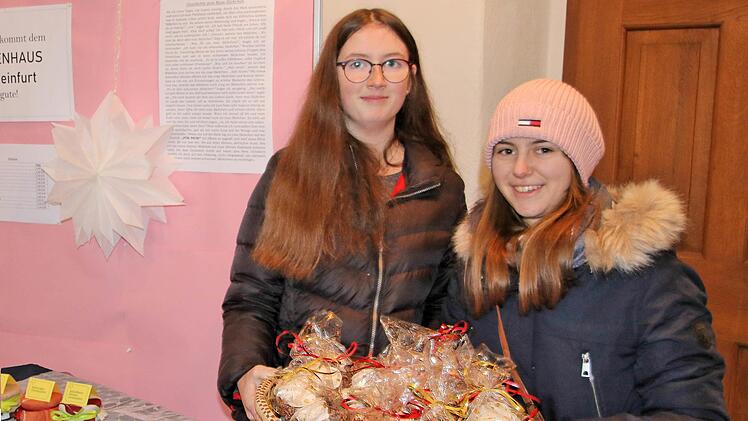 Für das Frauenhaus Schweinfurt verkauften diese beiden Schülerinnen des BBZ  Plätzchen, Marmelade und mehr. Foto: Dieter Britz