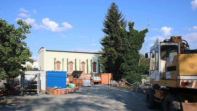 Auf dem Areal vor dem alten Eishaus (im Hintergrund) soll das Wohnbau-Projekt realisiert werden. Die hier zu sehende Baustelle hat damit  nichts zu tun.Alexander Hartmann