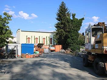 Auf dem Areal vor dem alten Eishaus (im Hintergrund) soll das Wohnbau-Projekt realisiert werden. Die hier zu sehende Baustelle hat damit  nichts zu tun.Alexander Hartmann