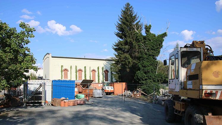 Auf dem Areal vor dem alten Eishaus (im Hintergrund) soll das Wohnbau-Projekt realisiert werden. Die hier zu sehende Baustelle hat damit  nichts zu tun.Alexander Hartmann